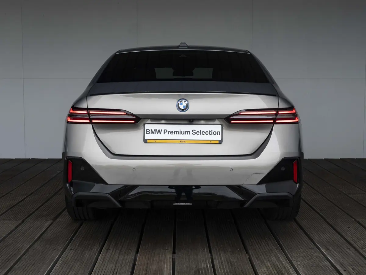 530e | M Sportpakket Pro | 19 inch | Driving Assistant Plus | Harman Kardon | Achteruitrijcamera | Trekhaak