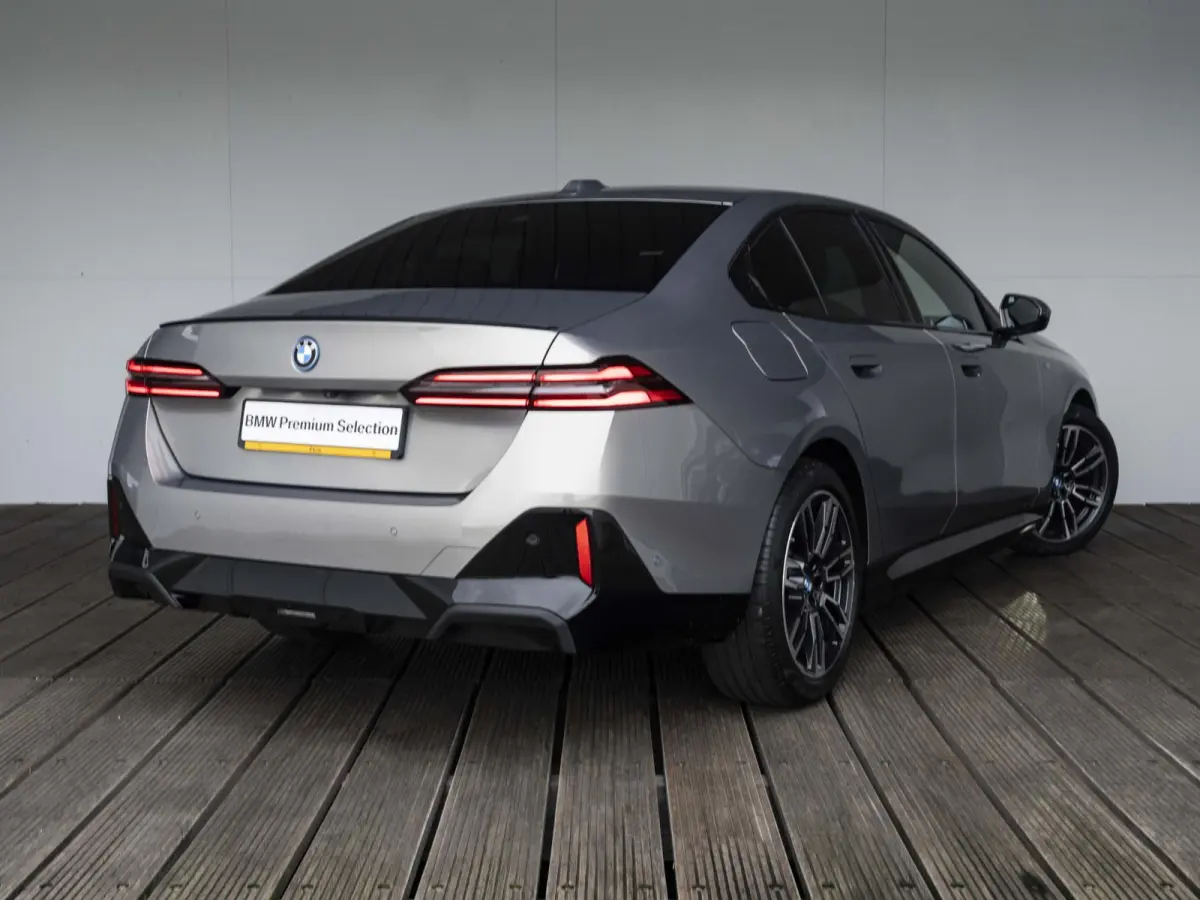 530e | M Sportpakket Pro | 19 inch | Driving Assistant Plus | Harman Kardon | Achteruitrijcamera | Trekhaak