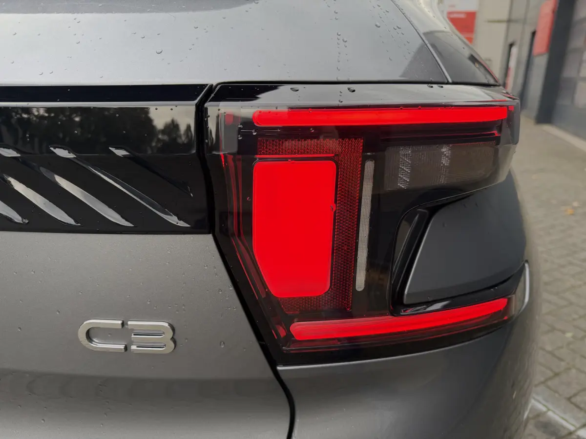 145pk Hybrid Max (Camera - Parkeersensoren V+A - LED - Navigatie - Automatische Airco - Dodehoek detectie - Apple Carplay)