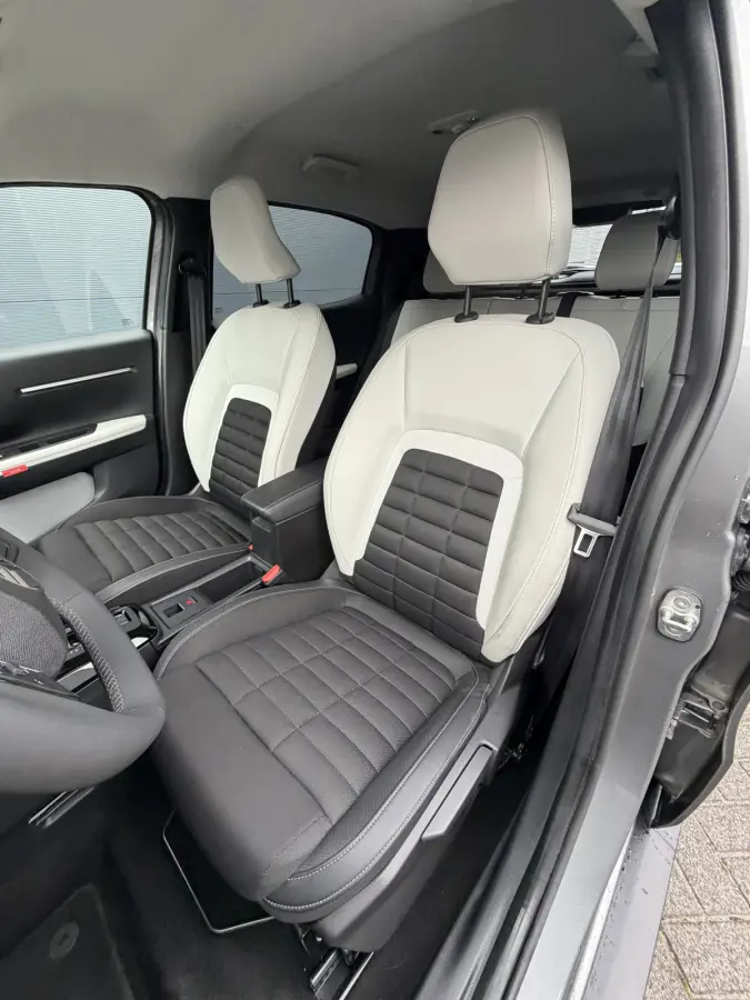 145pk Hybrid Max (Camera - Parkeersensoren V+A - LED - Navigatie - Automatische Airco - Dodehoek detectie - Apple Carplay)