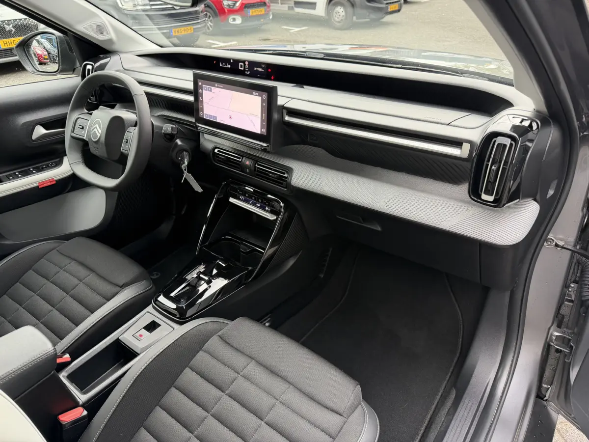 145pk Hybrid Max (Camera - Parkeersensoren V+A - LED - Navigatie - Automatische Airco - Dodehoek detectie - Apple Carplay)