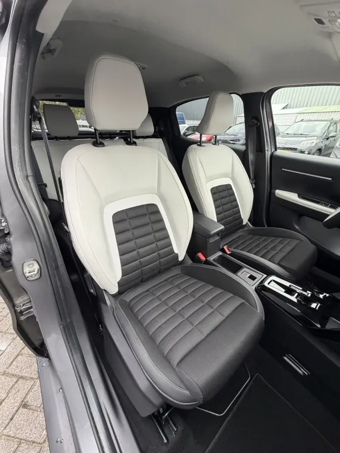 145pk Hybrid Max (Camera - Parkeersensoren V+A - LED - Navigatie - Automatische Airco - Dodehoek detectie - Apple Carplay)