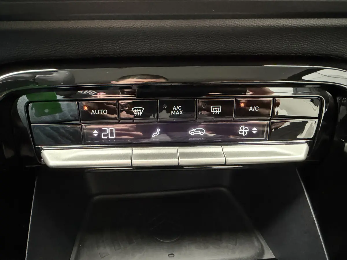 145pk Hybrid Max (Camera - Parkeersensoren V+A - LED - Navigatie - Automatische Airco - Dodehoek detectie - Apple Carplay)