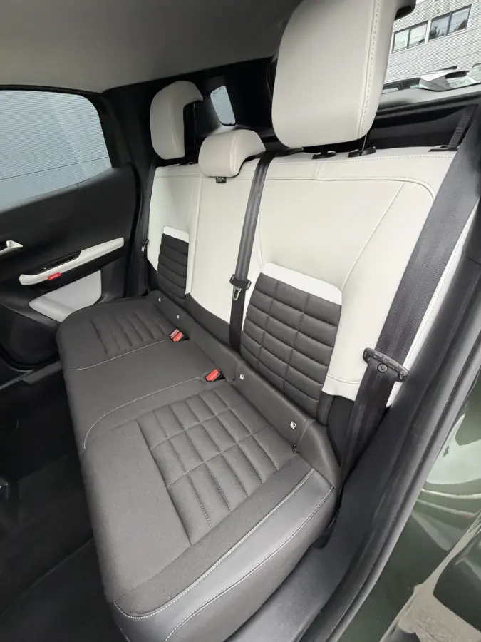145pk Hybrid Max (Camera - Parkeersensoren V+A - LED - Navigatie - Automatische Airco - Dodehoek detectie - Apple Carplay)