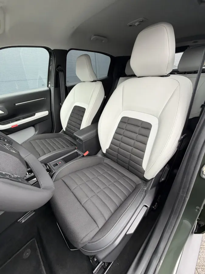 145pk Hybrid Max (Camera - Parkeersensoren V+A - LED - Navigatie - Automatische Airco - Dodehoek detectie - Apple Carplay)