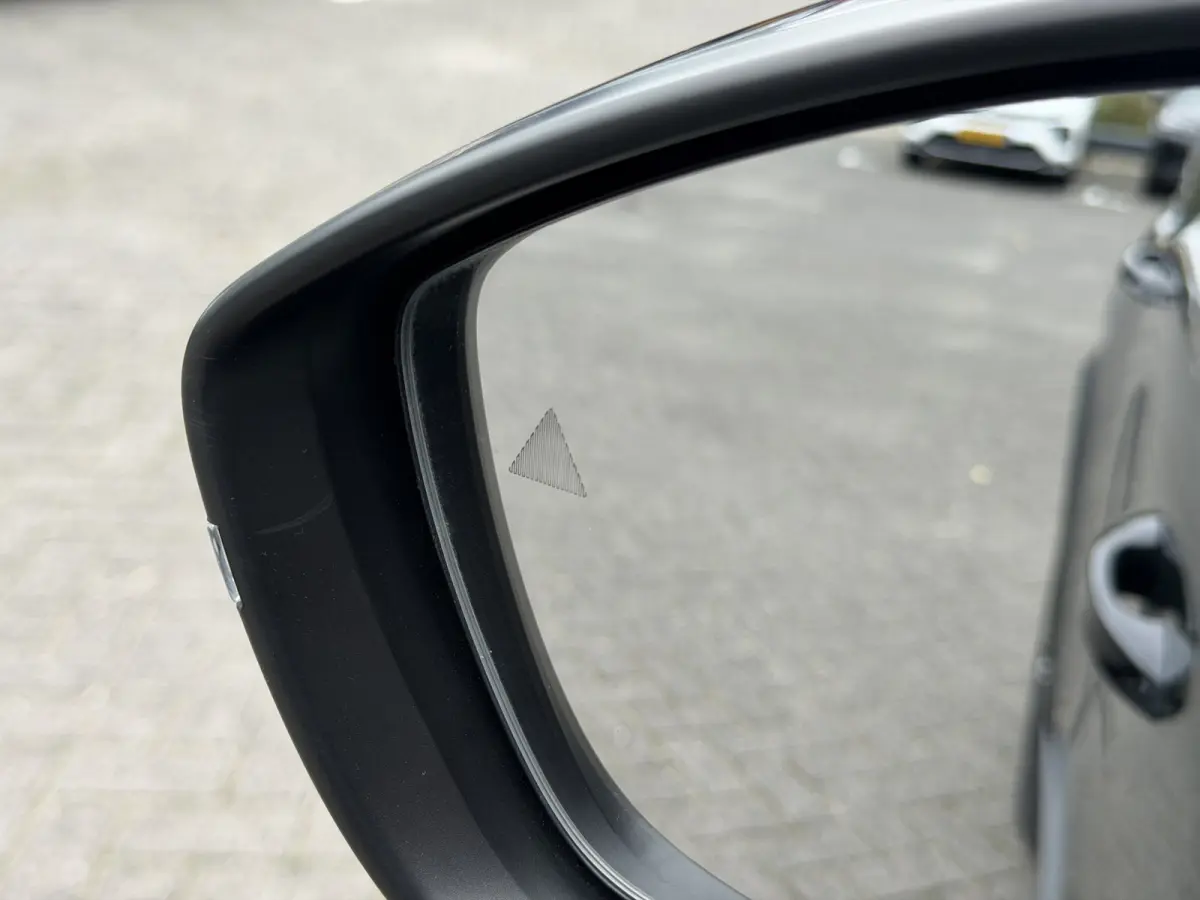 145pk Hybrid Max (Camera - Parkeersensoren V+A - LED - Navigatie - Automatische Airco - Dodehoek detectie - Apple Carplay)