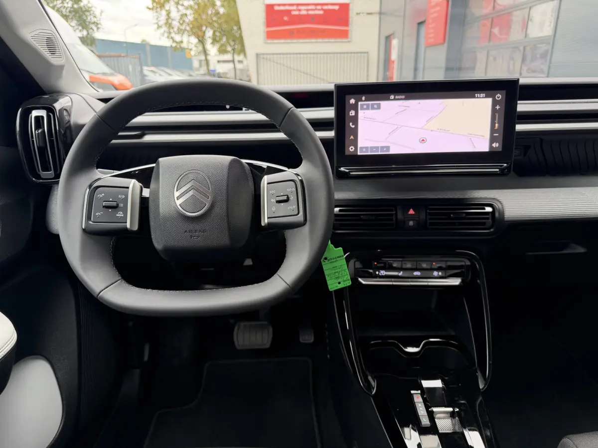 145pk Hybrid Max (Camera - Parkeersensoren V+A - LED - Navigatie - Automatische Airco - Dodehoek detectie - Apple Carplay)