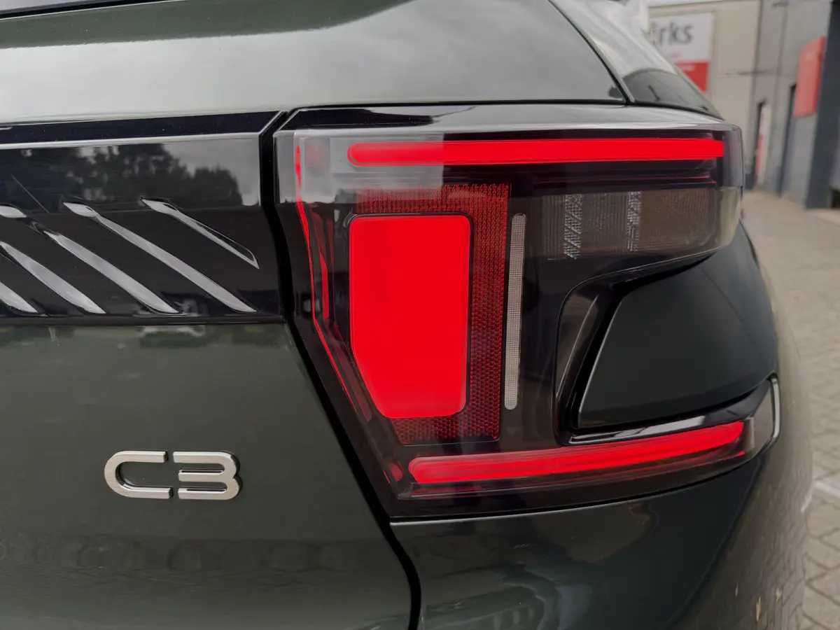 145pk Hybrid Max (Camera - Parkeersensoren V+A - LED - Navigatie - Automatische Airco - Dodehoek detectie - Apple Carplay)