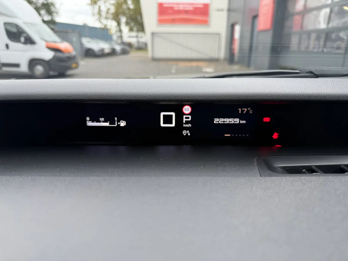 145pk Hybrid Max (Camera - Parkeersensoren V+A - LED - Navigatie - Automatische Airco - Dodehoek detectie - Apple Carplay)