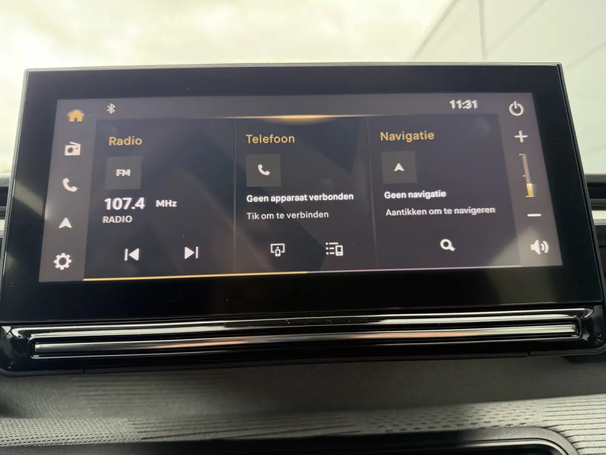 145pk Hybrid Max (Camera - Parkeersensoren V+A - LED - Navigatie - Automatische Airco - Dodehoek detectie - Apple Carplay)