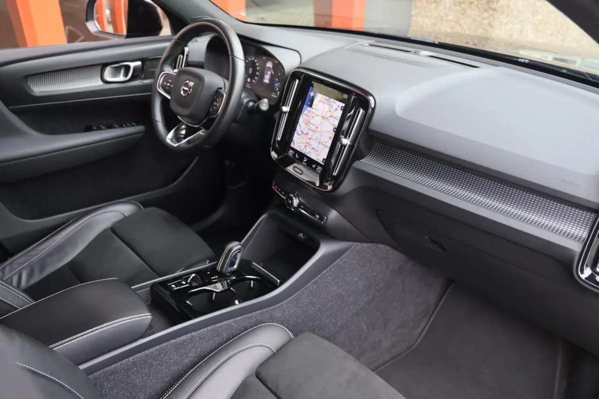 T4 R-Design | Stoelverwarming | Trekhaak | Panoramadak | H/K | 21 INCH | Glossy Black | Keyless