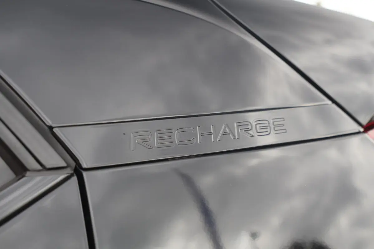T4 R-Design | Stoelverwarming | Trekhaak | Panoramadak | H/K | 21 INCH | Glossy Black | Keyless