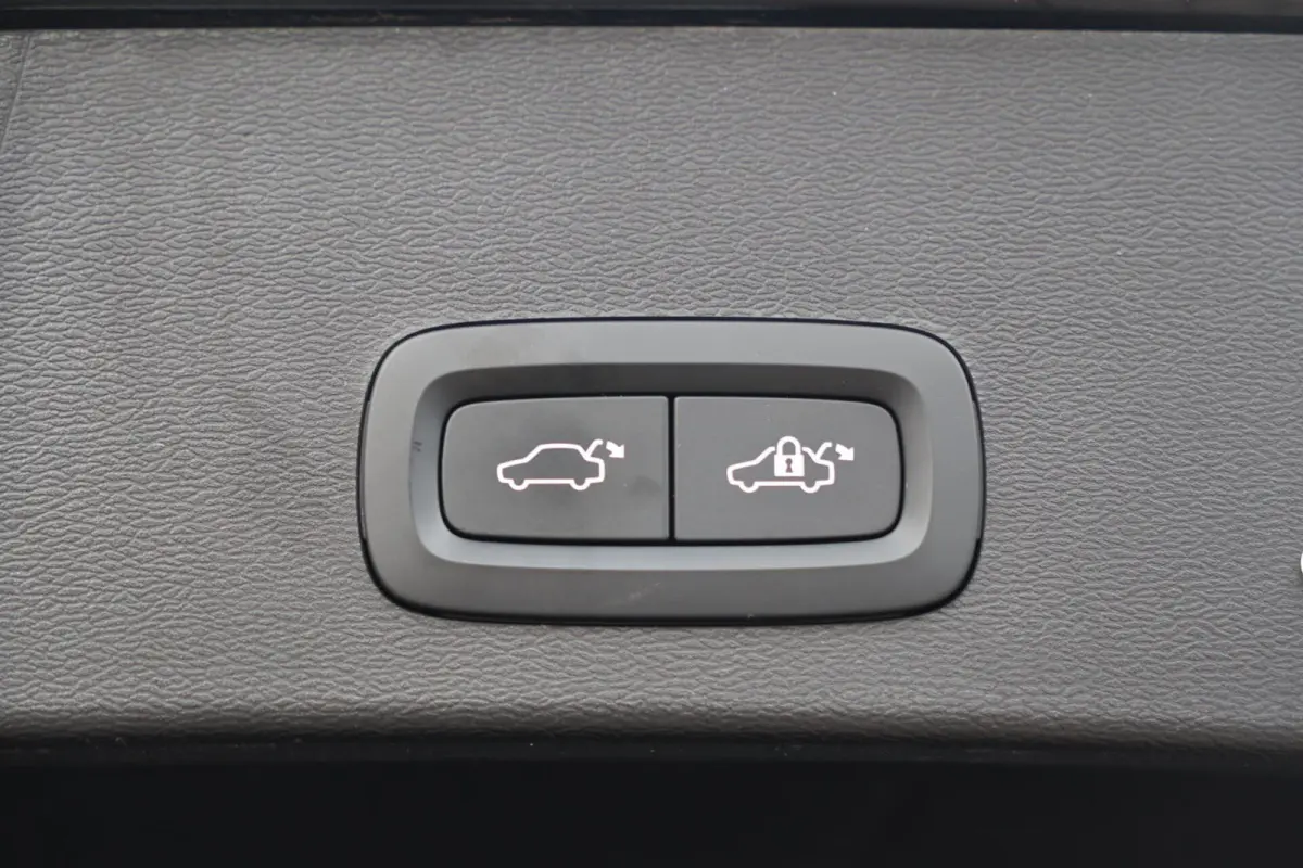 T4 R-Design | Stoelverwarming | Trekhaak | Panoramadak | H/K | 21 INCH | Glossy Black | Keyless