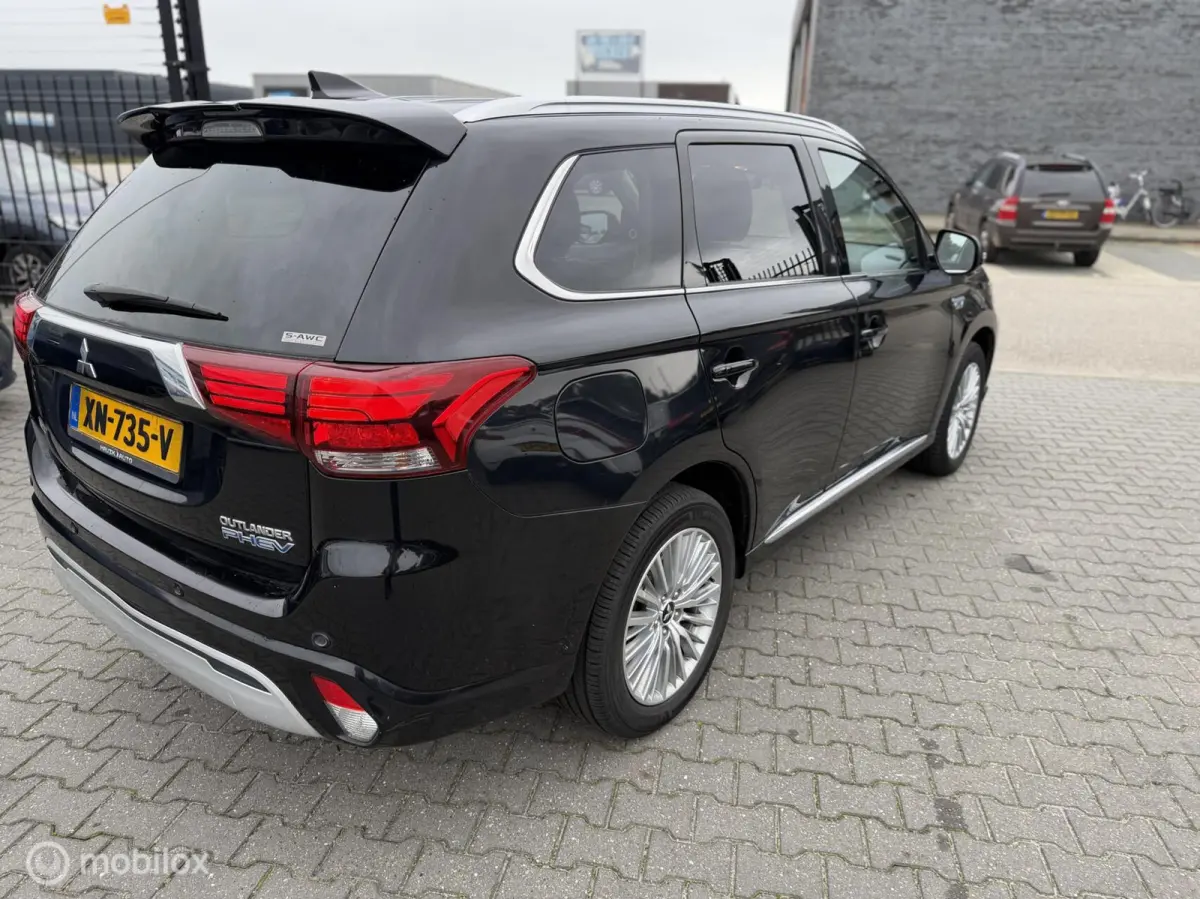 2.4 PHEV Intense+ camera dak navie