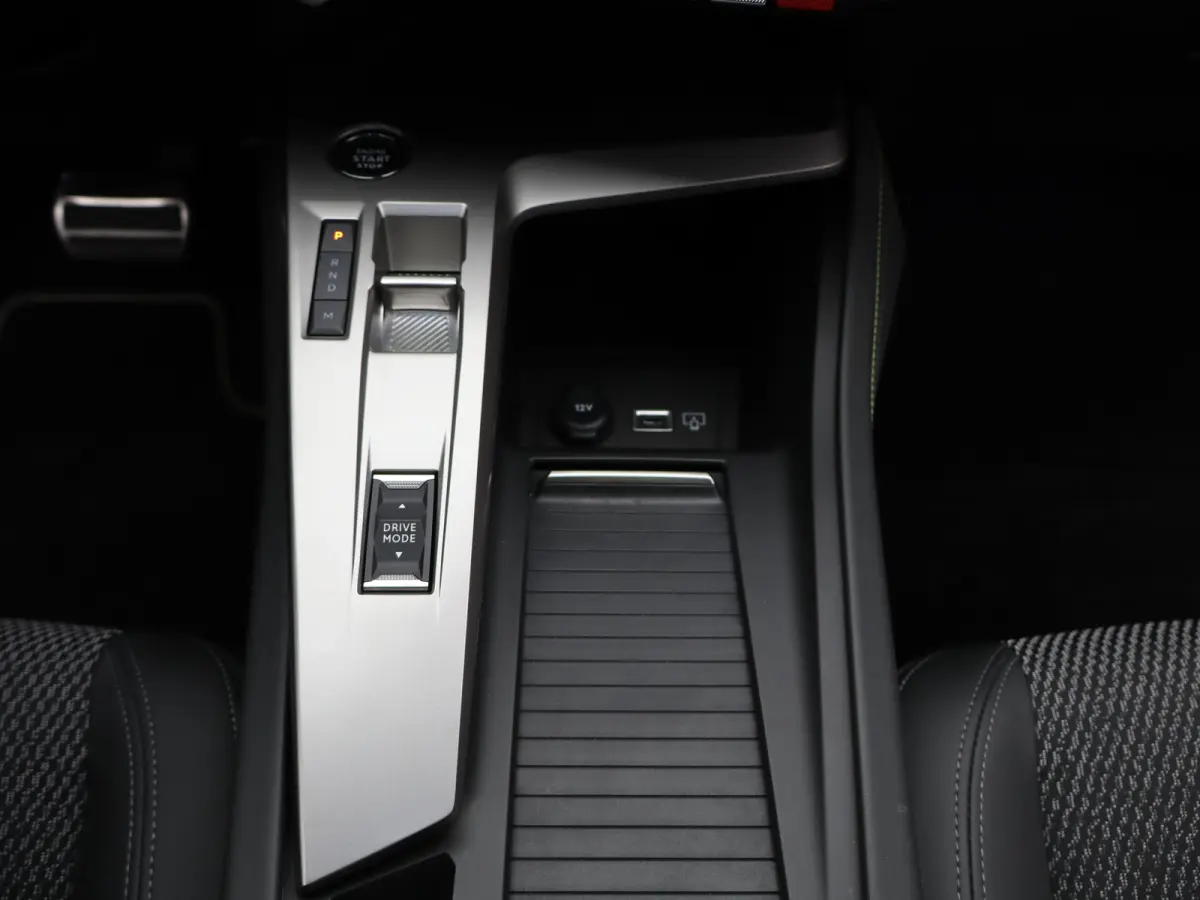 1.2 Hybrid 136 e-DCS6 GT Carplay | Panoramadak | Premium Audio | Camera 360* | PDC V+A | Dodehoekbewaking | Elekt. Kofferklep | Navigatie | Climate Control | Draadloze Telefoonlader