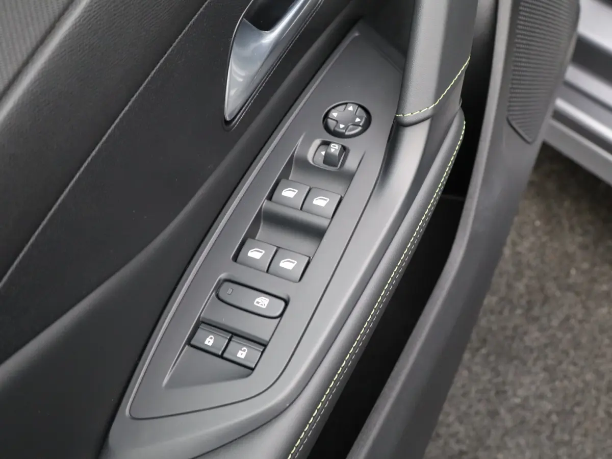 1.2 Hybrid 136 e-DCS6 GT Carplay | Panoramadak | Premium Audio | Camera 360* | PDC V+A | Dodehoekbewaking | Elekt. Kofferklep | Navigatie | Climate Control | Draadloze Telefoonlader