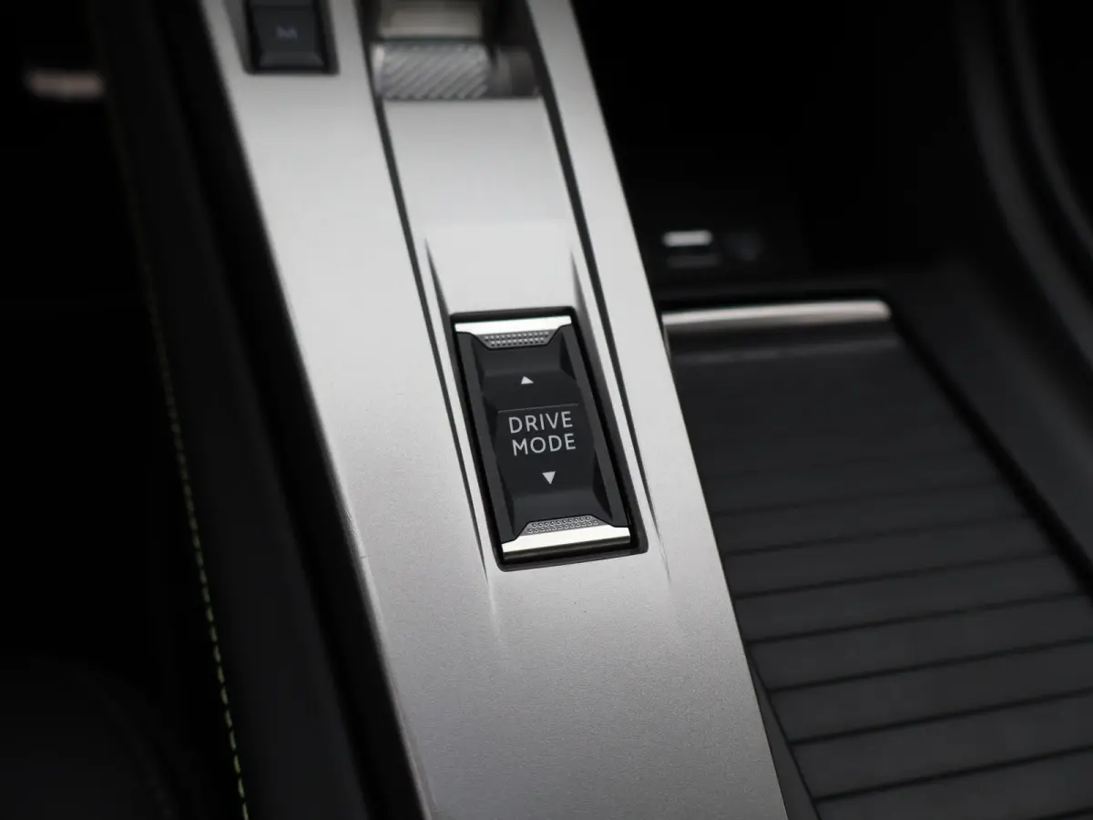 1.2 Hybrid 136 e-DCS6 GT Carplay | Panoramadak | Premium Audio | Camera 360* | PDC V+A | Dodehoekbewaking | Elekt. Kofferklep | Navigatie | Climate Control | Draadloze Telefoonlader
