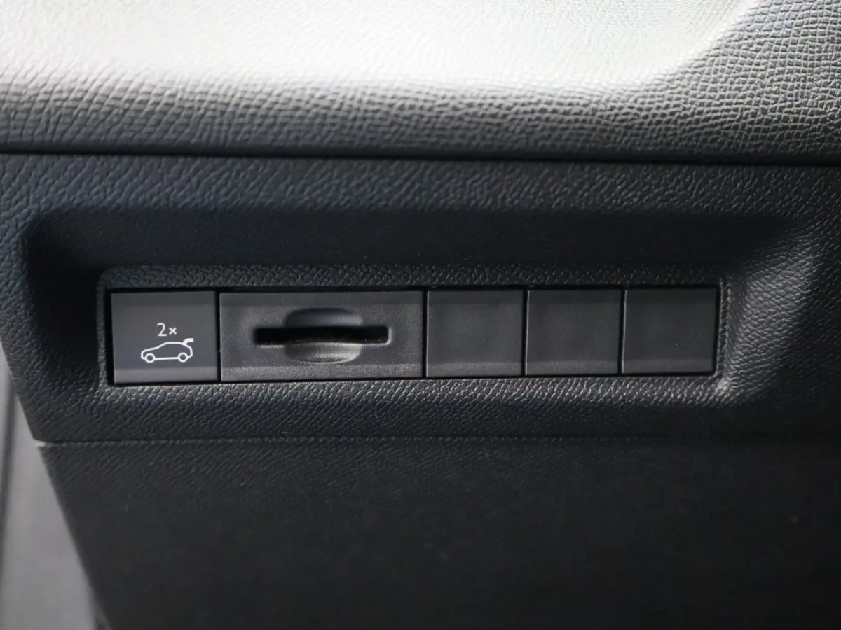 1.2 Hybrid 136 e-DCS6 GT Carplay | Panoramadak | Premium Audio | Camera 360* | PDC V+A | Dodehoekbewaking | Elekt. Kofferklep | Navigatie | Climate Control | Draadloze Telefoonlader