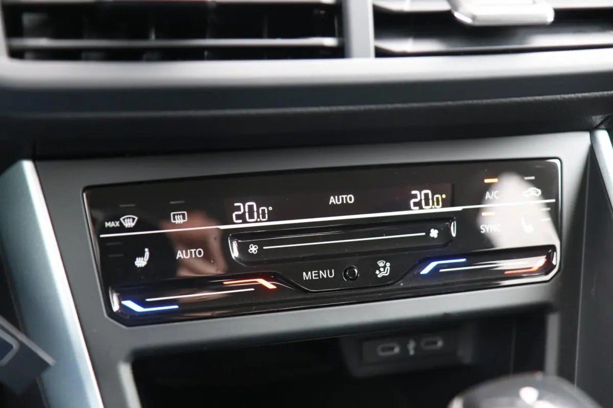 1.0 TSI 95pk DSG Life Edition | Trekhaak | Navigatie | Clima | Stoelverwarming | Achteruitrijcamera | App Connect