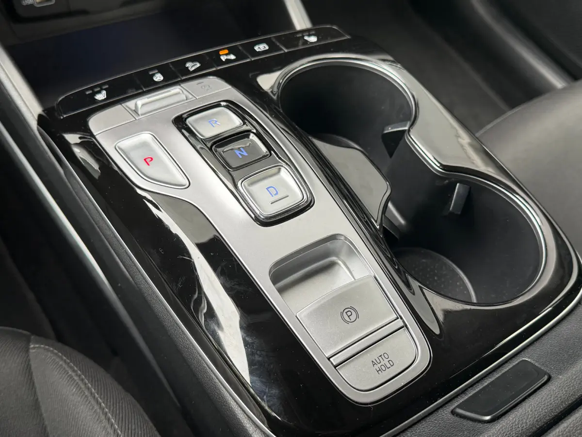 1.6 T-GDI MHEV Comfort Smart / Navigatiesysteem / Achteruitrijcamera / Apple CarPlay & Android Auto / Digitaal instrumentenpaneel / Cruise control / Climate control / Parkeersensoren voor en
