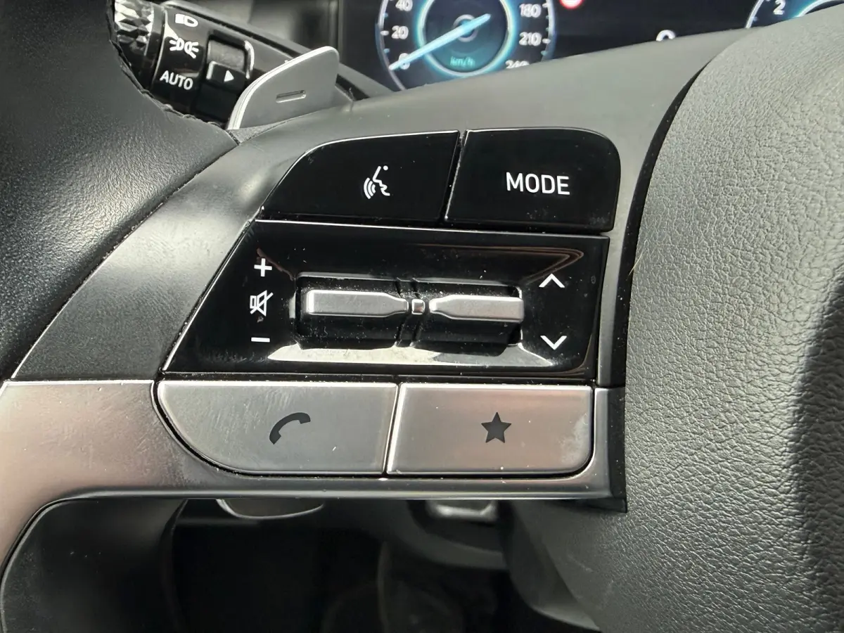 1.6 T-GDI MHEV Comfort Smart / Navigatiesysteem / Achteruitrijcamera / Apple CarPlay & Android Auto / Digitaal instrumentenpaneel / Cruise control / Climate control / Parkeersensoren voor en