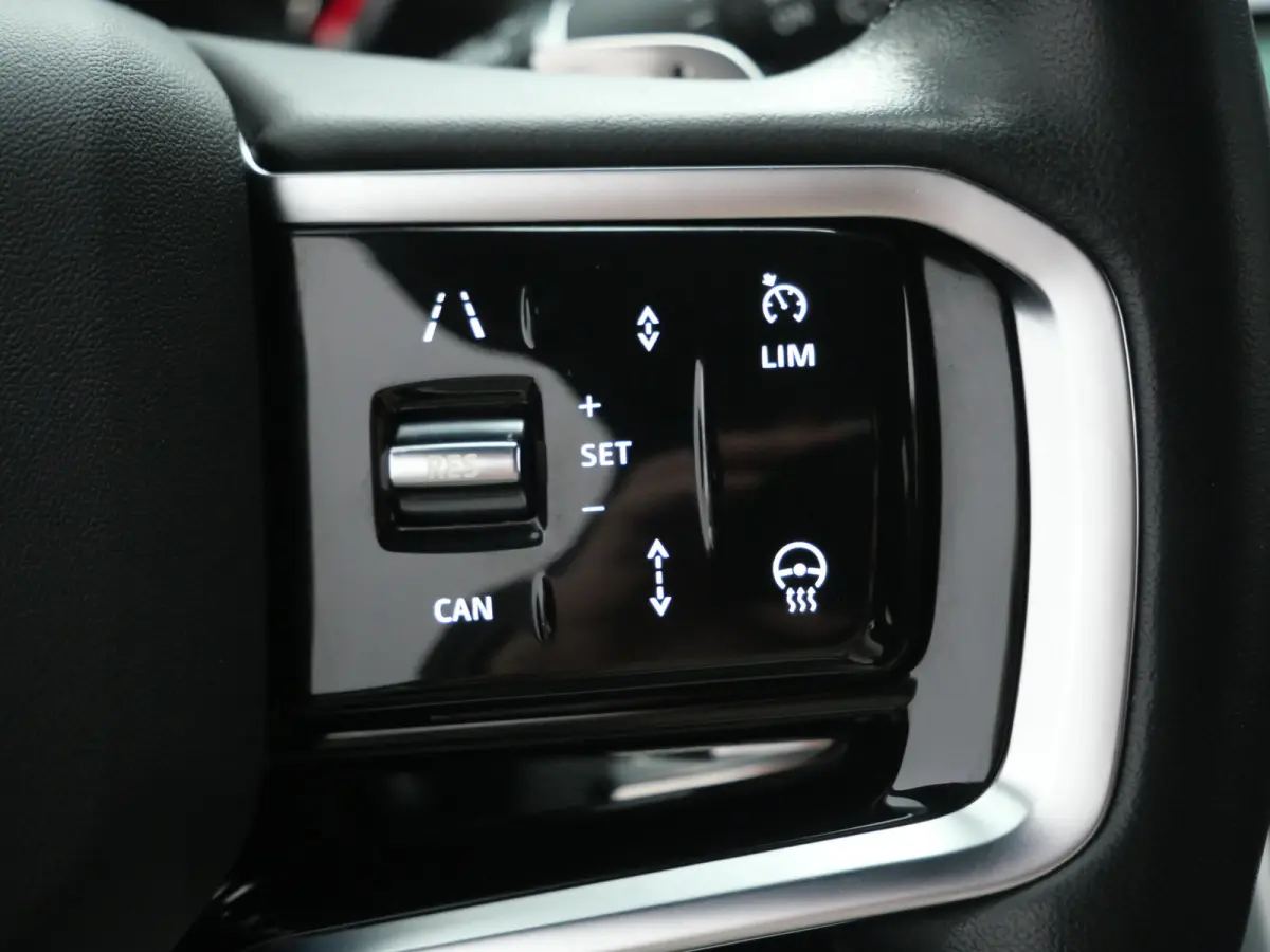 P300e 1.5 SE 309 Pk Automaat Navi / DAB / Apple Carplay / Leder / Camera