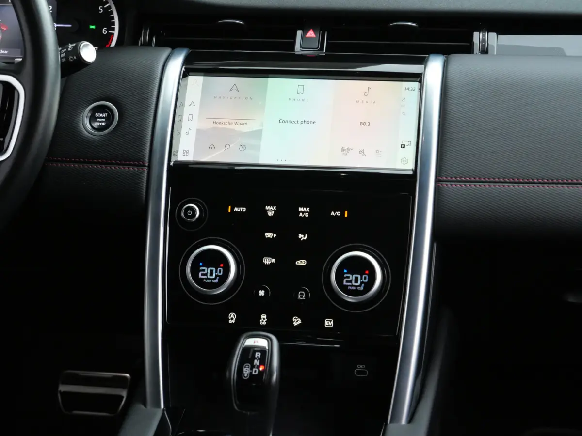 P300e 1.5 SE 309 Pk Automaat Navi / DAB / Apple Carplay / Leder / Camera