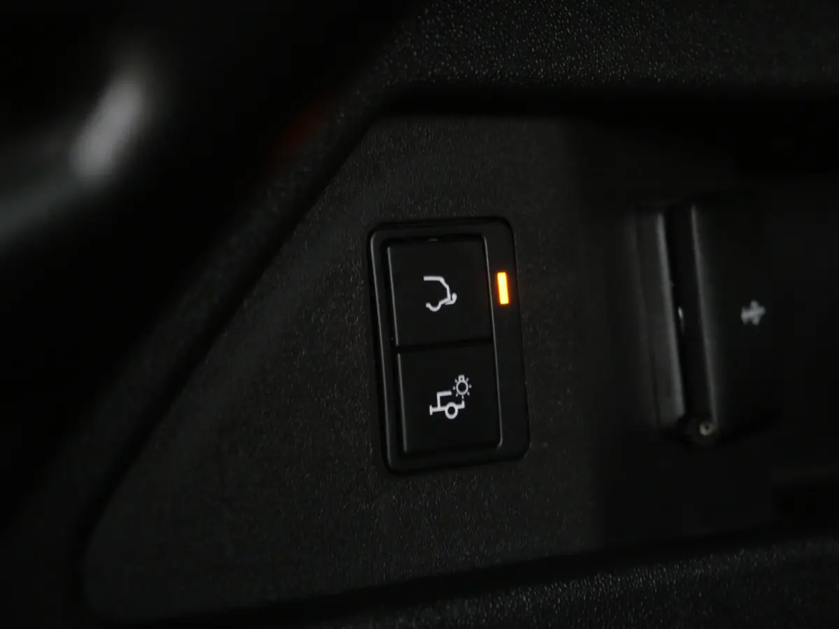 P300e 1.5 SE 309 Pk Automaat Navi / DAB / Apple Carplay / Leder / Camera