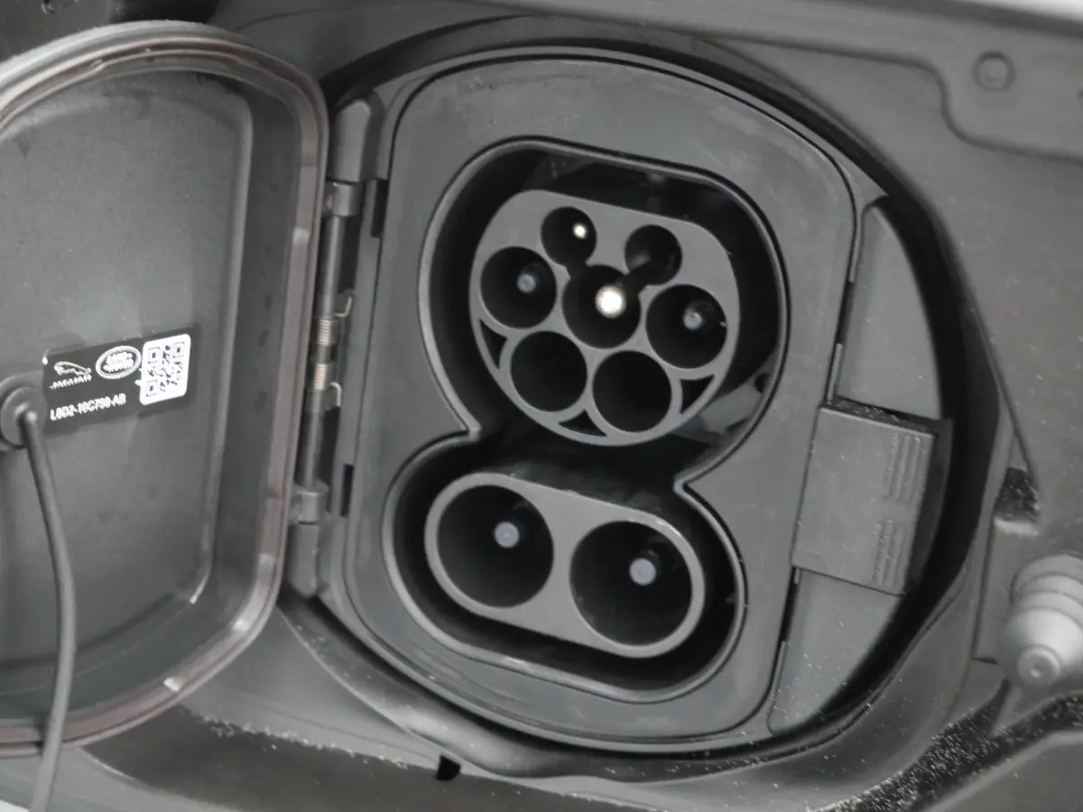 P300e 1.5 SE 309 Pk Automaat Navi / DAB / Apple Carplay / Leder / Camera