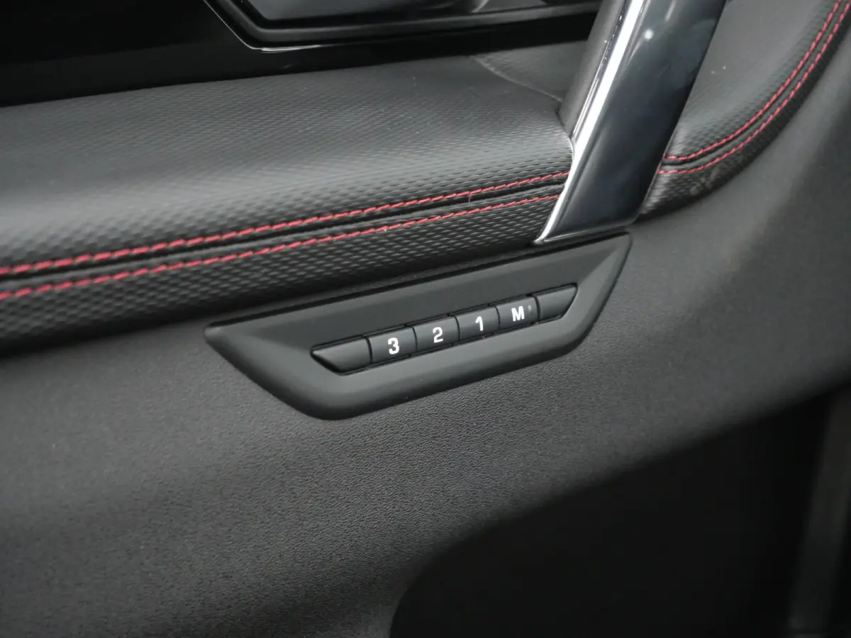 P300e 1.5 SE 309 Pk Automaat Navi / DAB / Apple Carplay / Leder / Camera