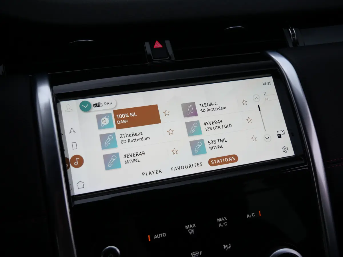 P300e 1.5 SE 309 Pk Automaat Navi / DAB / Apple Carplay / Leder / Camera