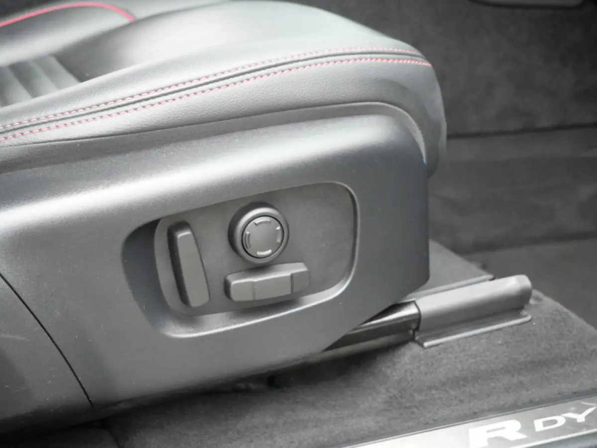 P300e 1.5 SE 309 Pk Automaat Navi / DAB / Apple Carplay / Leder / Camera