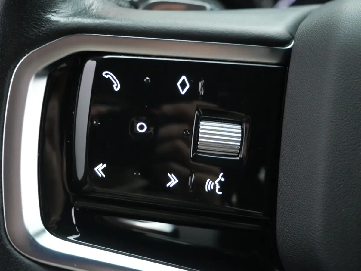 P300e 1.5 SE 309 Pk Automaat Navi / DAB / Apple Carplay / Leder / Camera