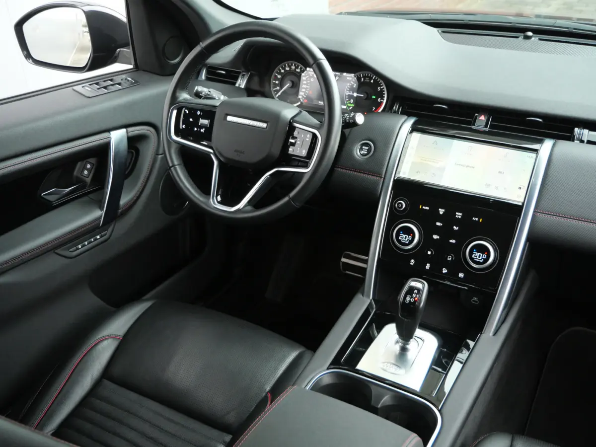 P300e 1.5 SE 309 Pk Automaat Navi / DAB / Apple Carplay / Leder / Camera