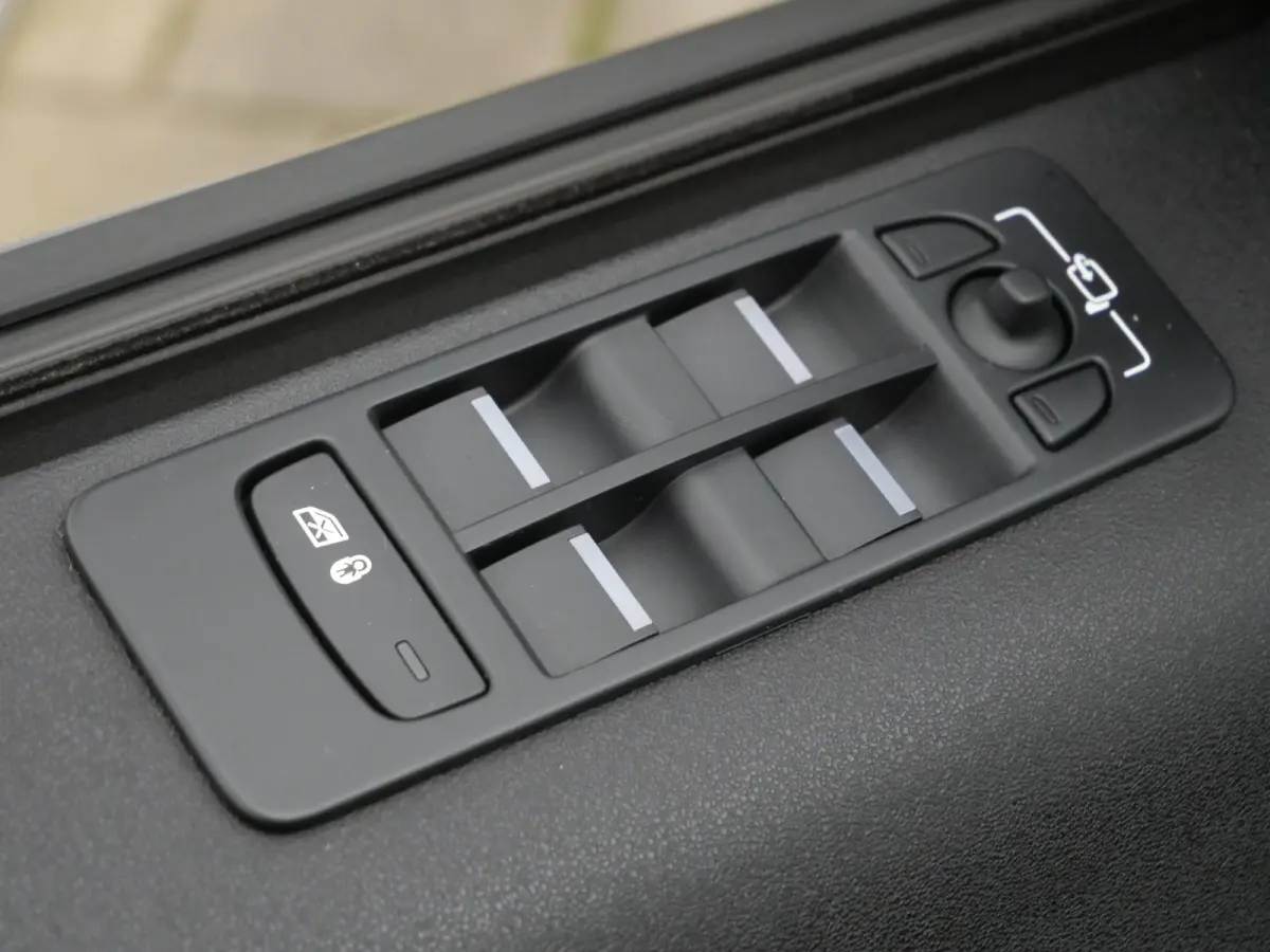 P300e 1.5 SE 309 Pk Automaat Navi / DAB / Apple Carplay / Leder / Camera