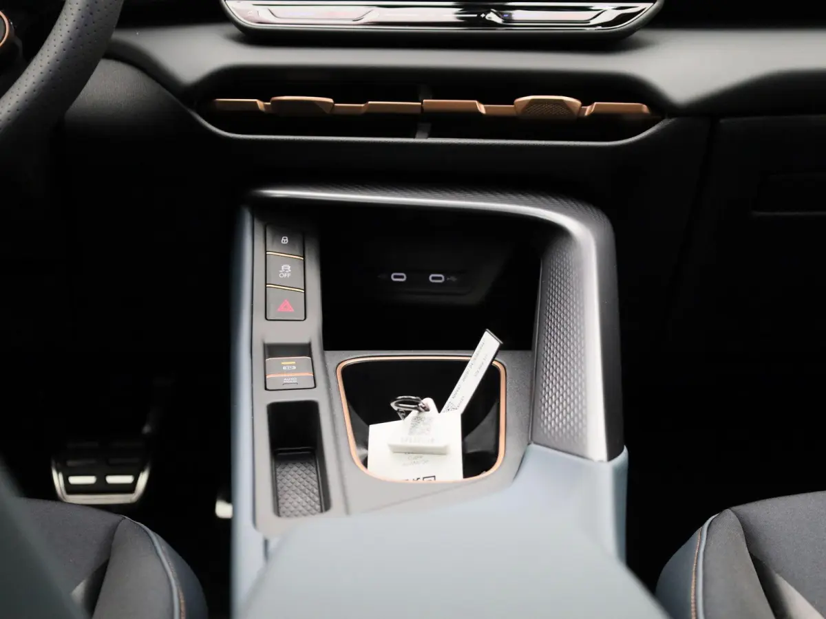 1.5 TSI e-Hybrid Essential PHEV | DEMO | PANORAMADAK | ACHTERUITRIJCAMERA | STOELVERWARMING | STUURWIELVERWARMING | ELEKTRISCHE KOFFERKLEP | TREKHAAK | CLIMATE CONTROL | ADAPTIVE CRUISE CONT