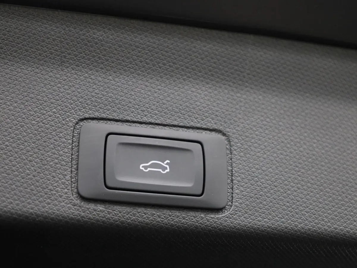 1.5 TSI e-Hybrid Essential PHEV | DEMO | PANORAMADAK | ACHTERUITRIJCAMERA | STOELVERWARMING | STUURWIELVERWARMING | ELEKTRISCHE KOFFERKLEP | TREKHAAK | CLIMATE CONTROL | ADAPTIVE CRUISE CONT