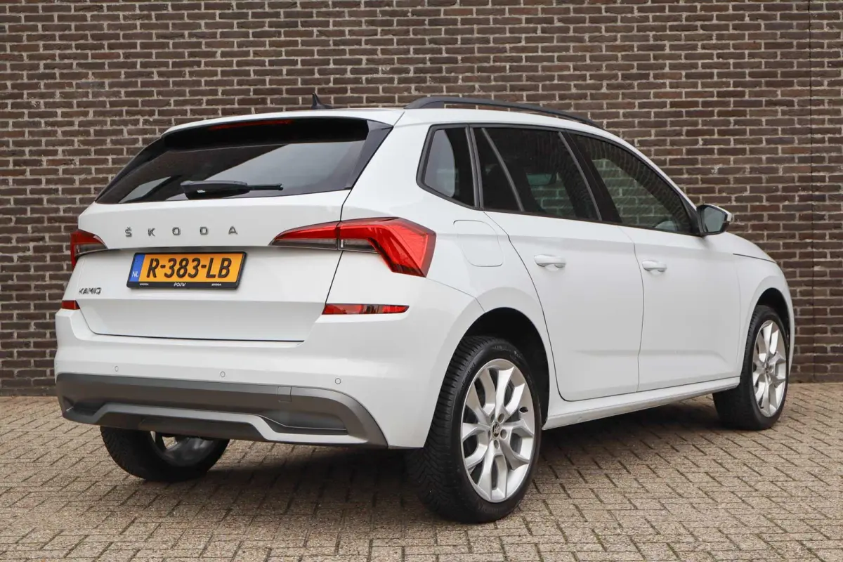 1.0 TSI 110pk Sport Business | Stoelverwarming | All Season Banden | Apple Carplay & Android Auto