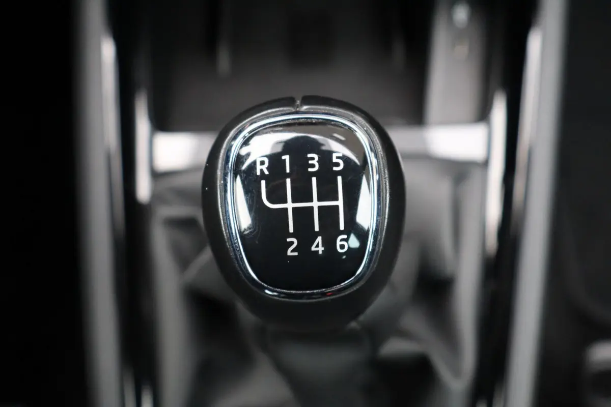 1.0 TSI 110pk Sport Business | Stoelverwarming | All Season Banden | Apple Carplay & Android Auto