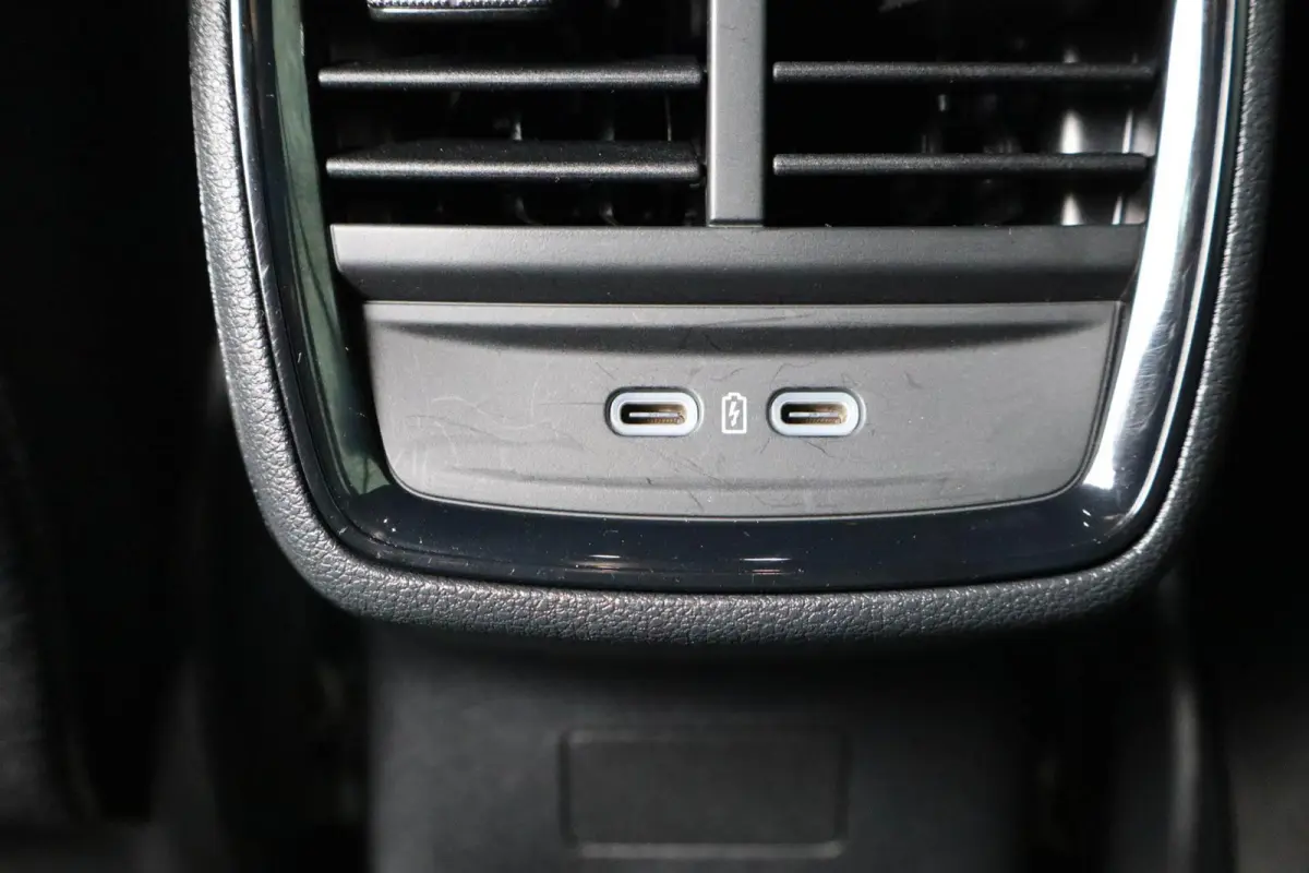 1.0 TSI 110pk Sport Business | Stoelverwarming | All Season Banden | Apple Carplay & Android Auto