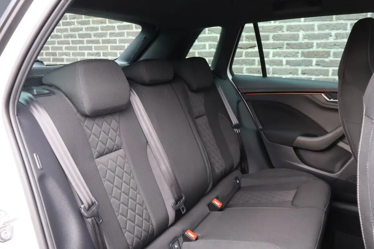 1.0 TSI 110pk Sport Business | Stoelverwarming | All Season Banden | Apple Carplay & Android Auto