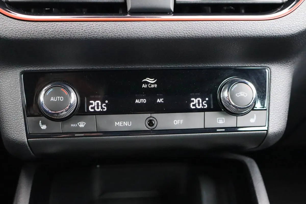 1.0 TSI 110pk Sport Business | Stoelverwarming | All Season Banden | Apple Carplay & Android Auto