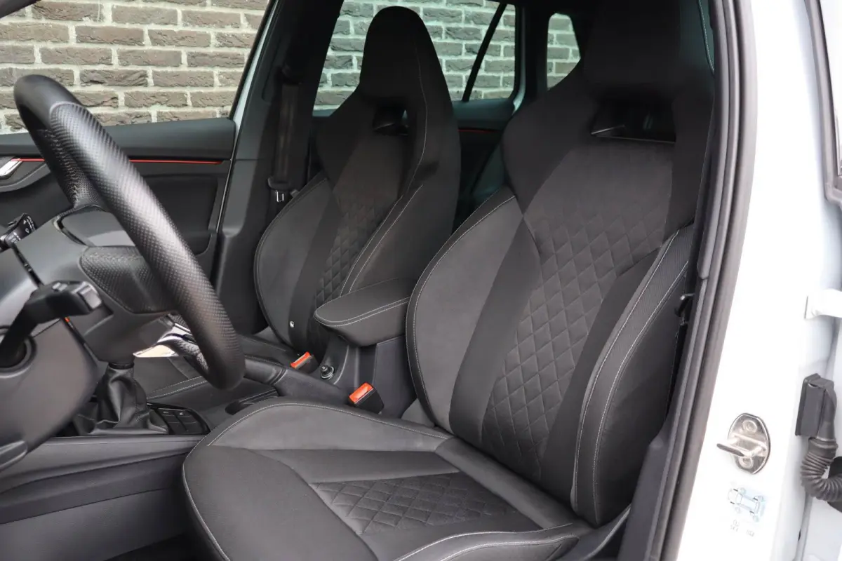 1.0 TSI 110pk Sport Business | Stoelverwarming | All Season Banden | Apple Carplay & Android Auto