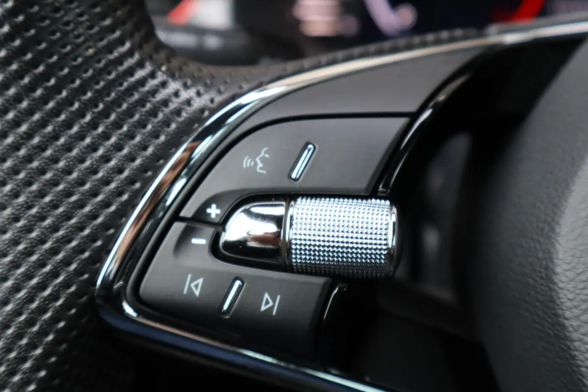 1.0 TSI 110pk Sport Business | Stoelverwarming | All Season Banden | Apple Carplay & Android Auto