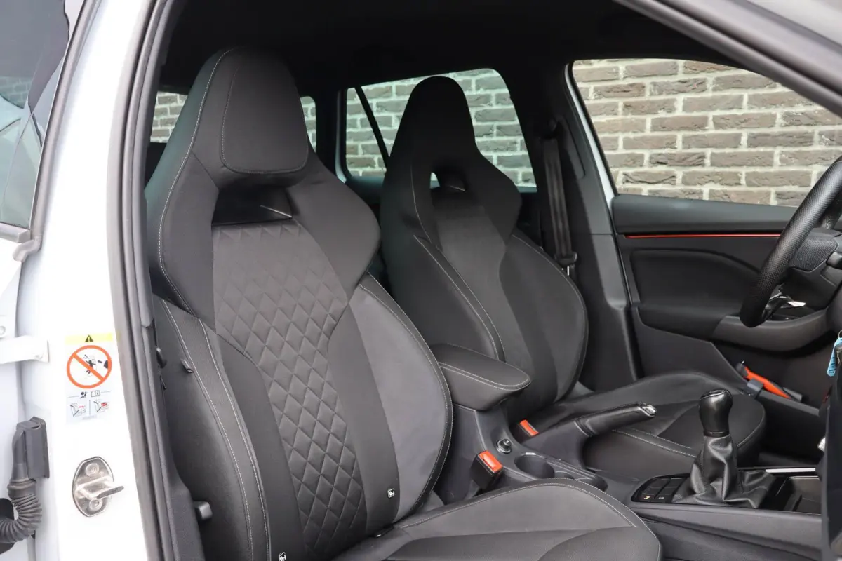 1.0 TSI 110pk Sport Business | Stoelverwarming | All Season Banden | Apple Carplay & Android Auto