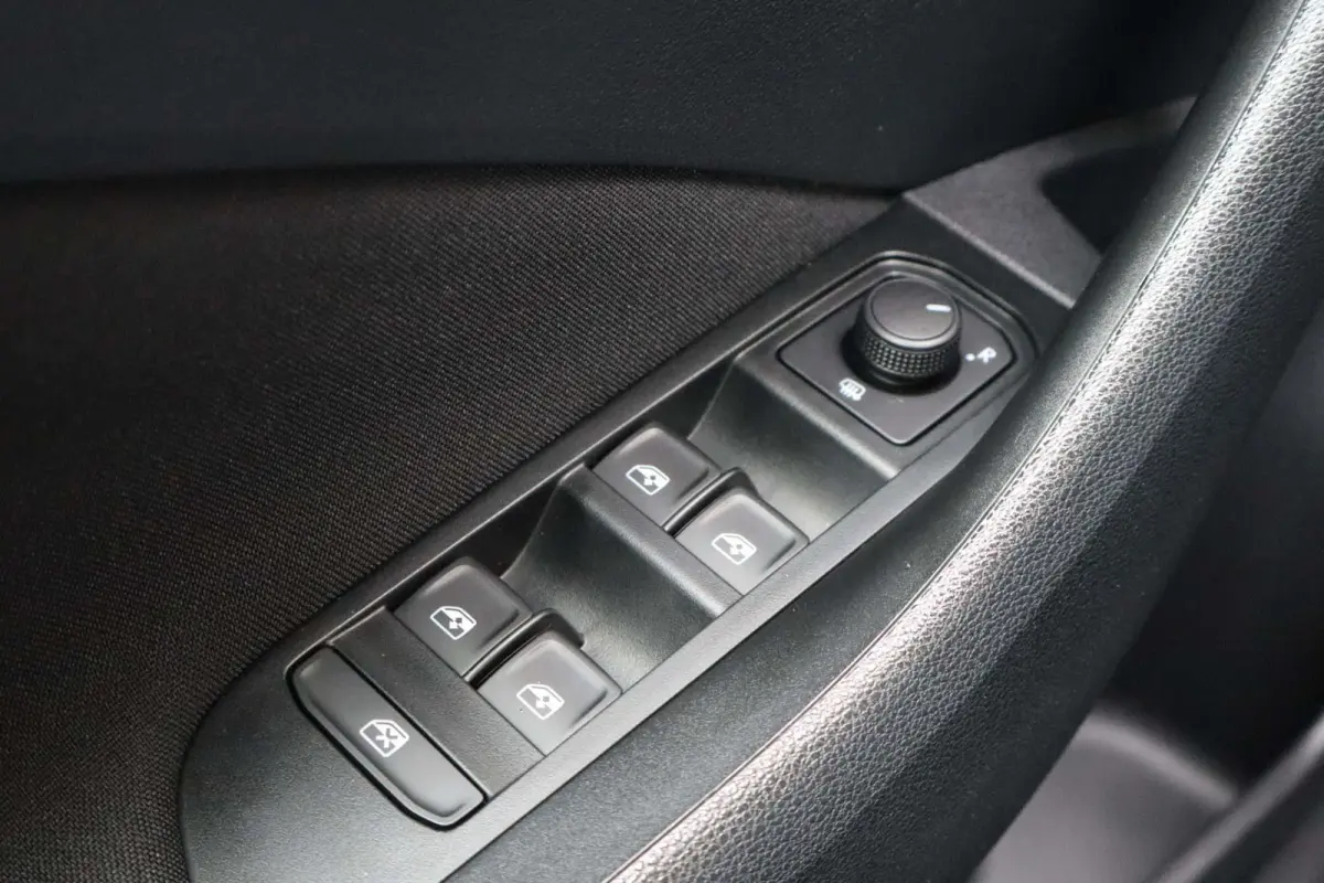 1.0 TSI 110pk Sport Business | Stoelverwarming | All Season Banden | Apple Carplay & Android Auto