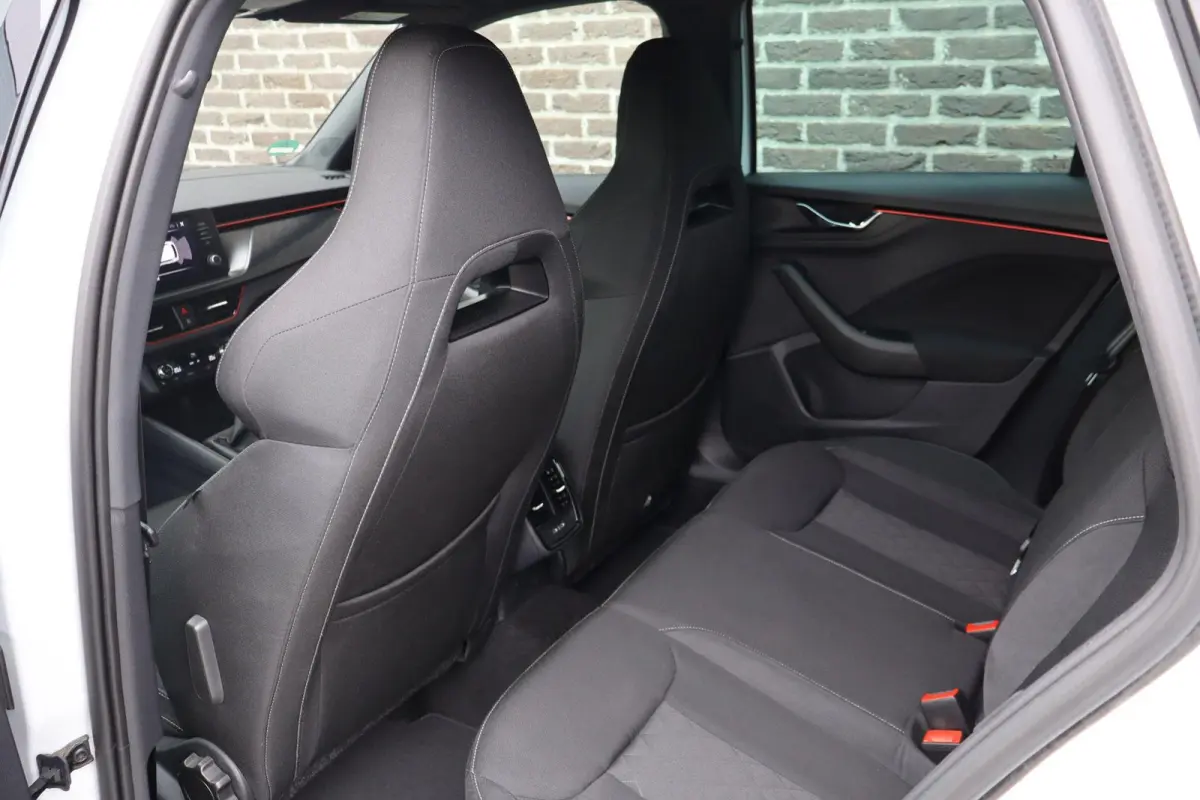 1.0 TSI 110pk Sport Business | Stoelverwarming | All Season Banden | Apple Carplay & Android Auto