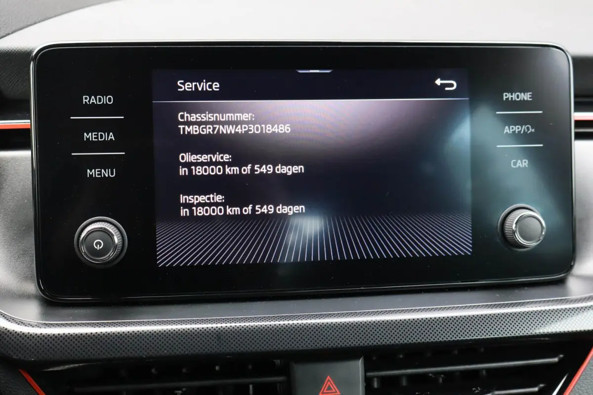 1.0 TSI 110pk Sport Business | Stoelverwarming | All Season Banden | Apple Carplay & Android Auto