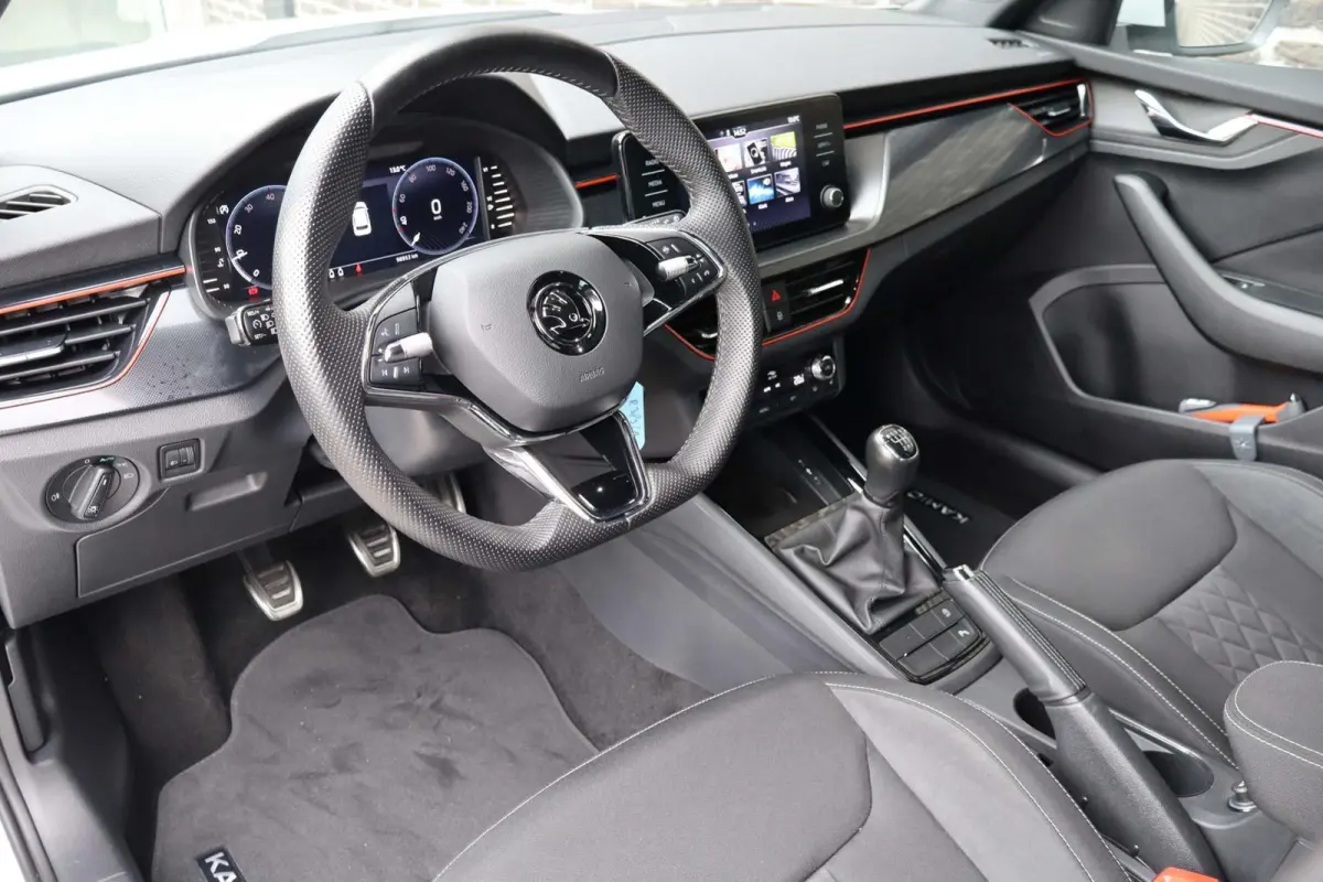 1.0 TSI 110pk Sport Business | Stoelverwarming | All Season Banden | Apple Carplay & Android Auto