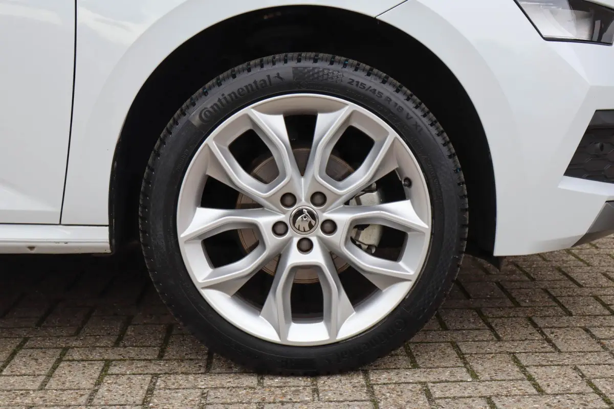1.0 TSI 110pk Sport Business | Stoelverwarming | All Season Banden | Apple Carplay & Android Auto